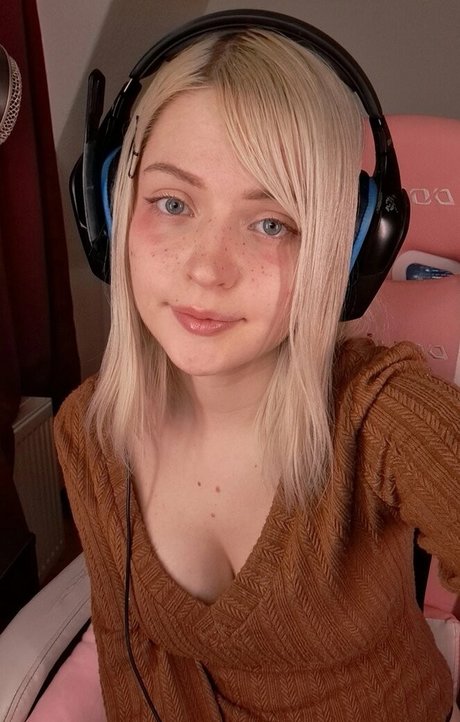 Smoettii nude pornstar img