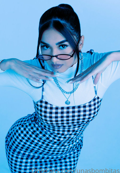 unasbombitas model high quality pictures