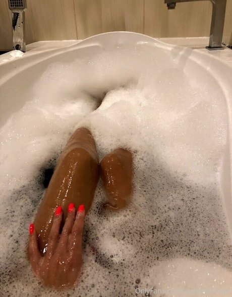 unasbombitas nudes star img