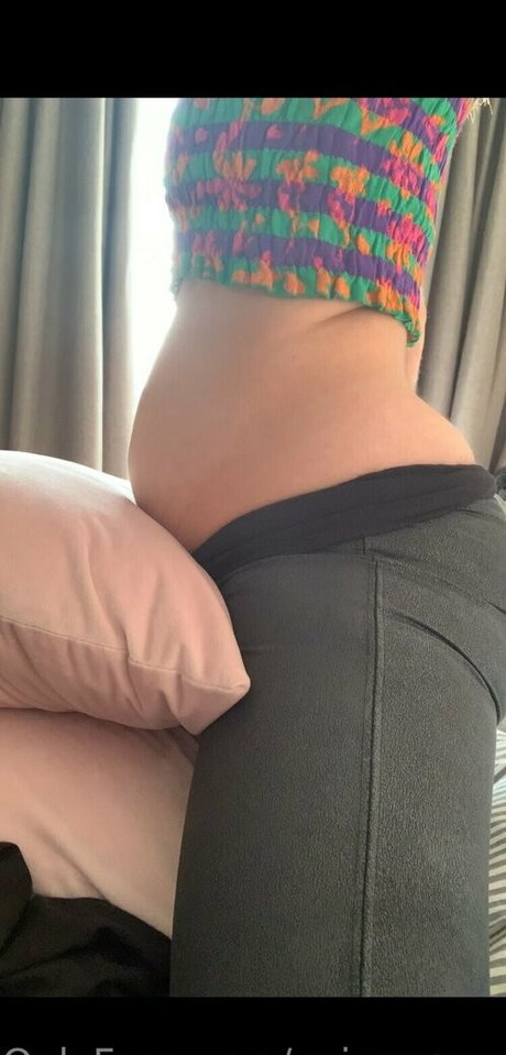 evieexpands naked model photo