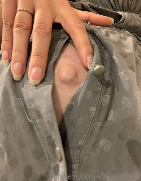 evieexpands model pornographic images