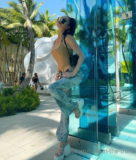 elleventures free actress gallery