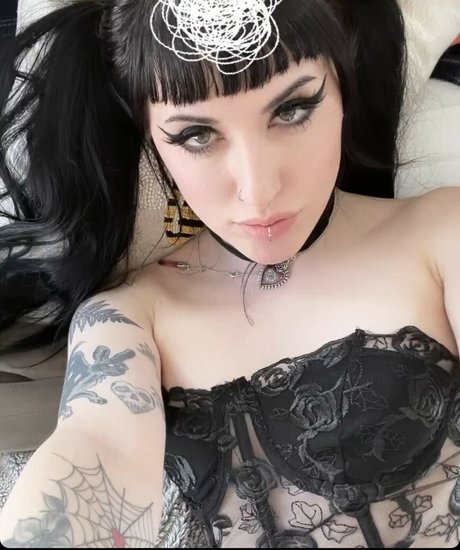 Deadgjrl pretty model image