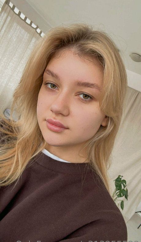 pervokursnica high quality model photo