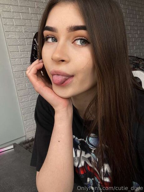 Cutie Dixie porn actress pic