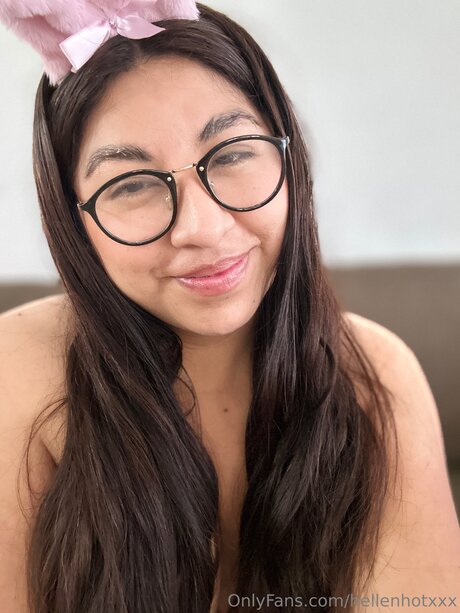 Hellenhotxxx model pornographic image