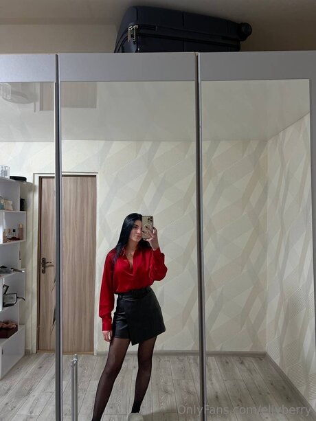 Ellyberry model nice pic