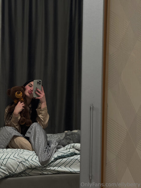 Ellyberry naked model pictures