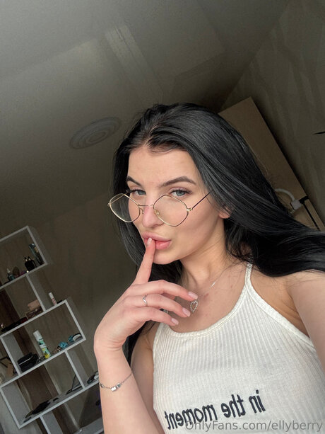 Ellyberry pornstar nudes img