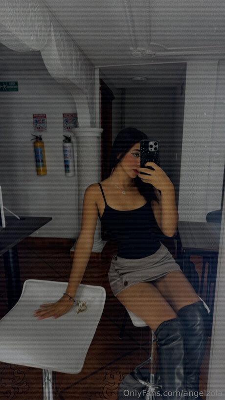Angelzola model pretty img