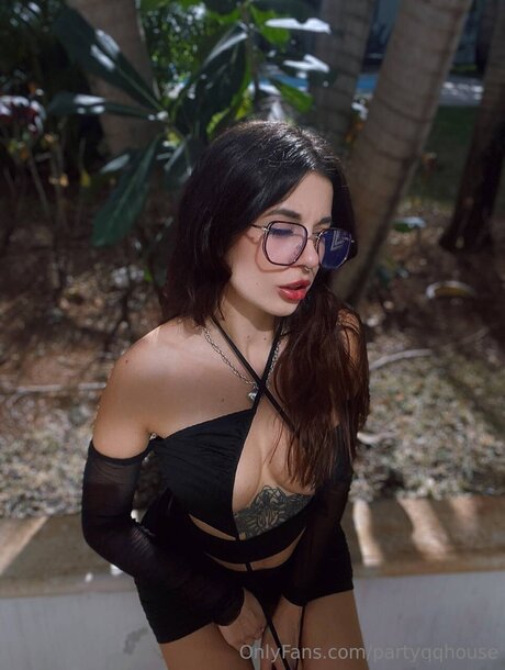 Partyqqhouse model nude images