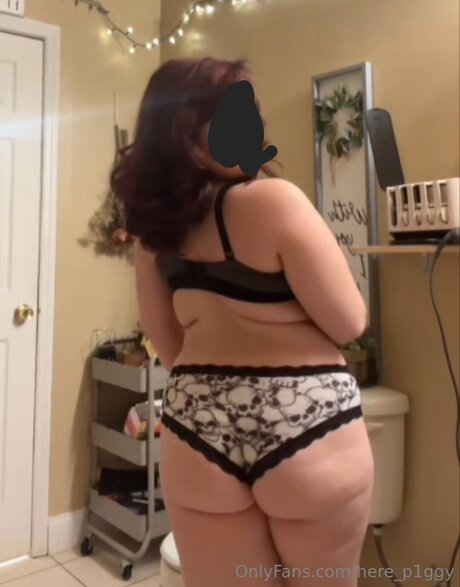 Here P1ggy nude star photo