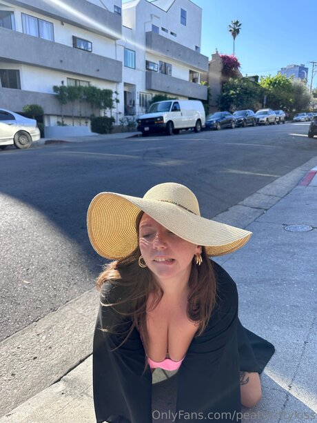 Peatykittykiss nude star img