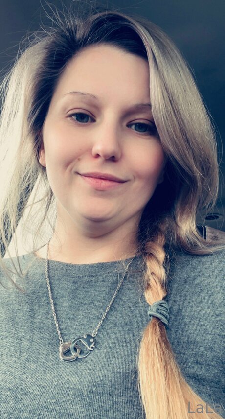 Goldengurl999 model naked image