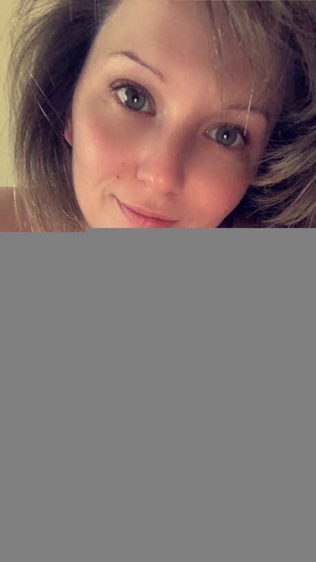 Goldengurl999 naked model picture