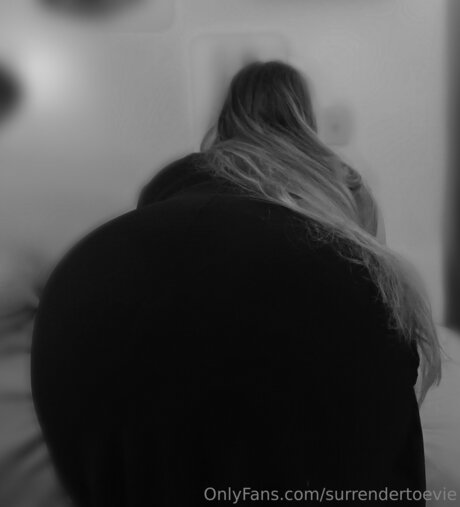 Surrendertoevie profile pic