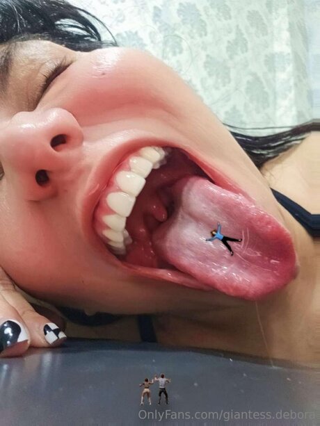 Giantess Debora nice actress pic