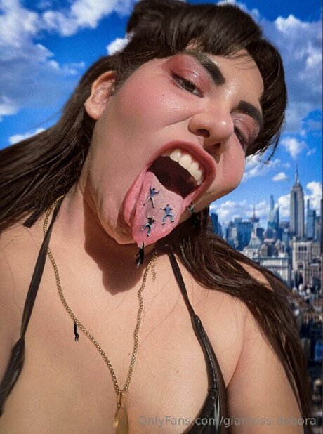 Giantess Debora star art pictures