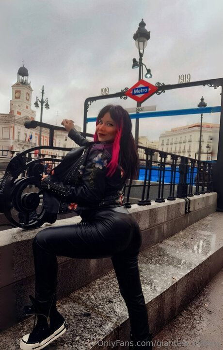 Giantess Debora model high quality images