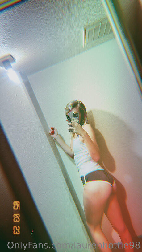 Laurenhottie98 star erotic galleries