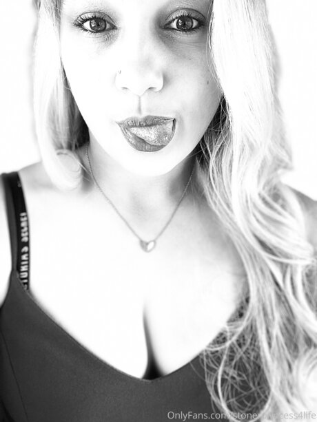 Stonerprincess4life naked star image