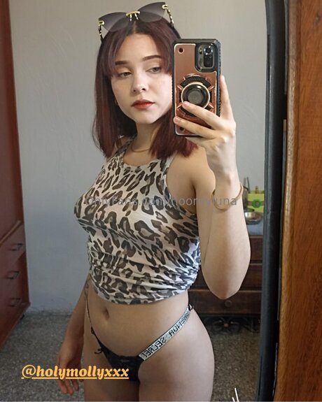 Hoornyluna model hot picture