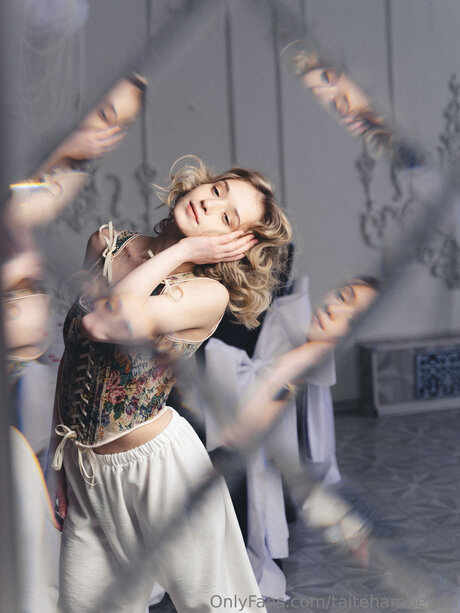 Taitehambelton pornographic model picture