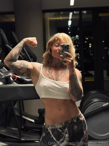 Lizlovelive 1995 nude star img