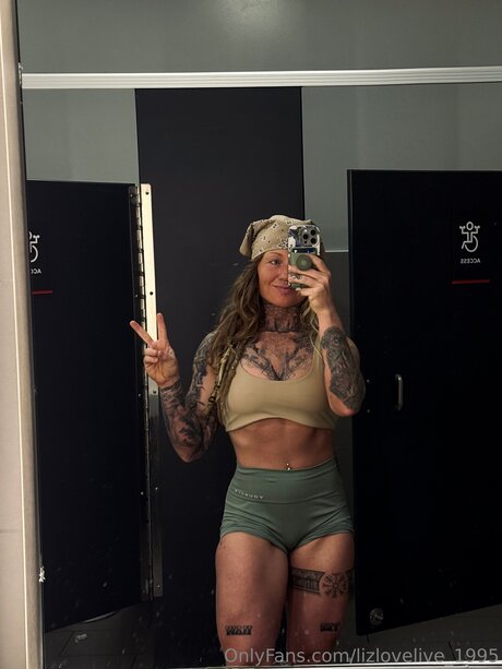 Lizlovelive 1995 star hot images