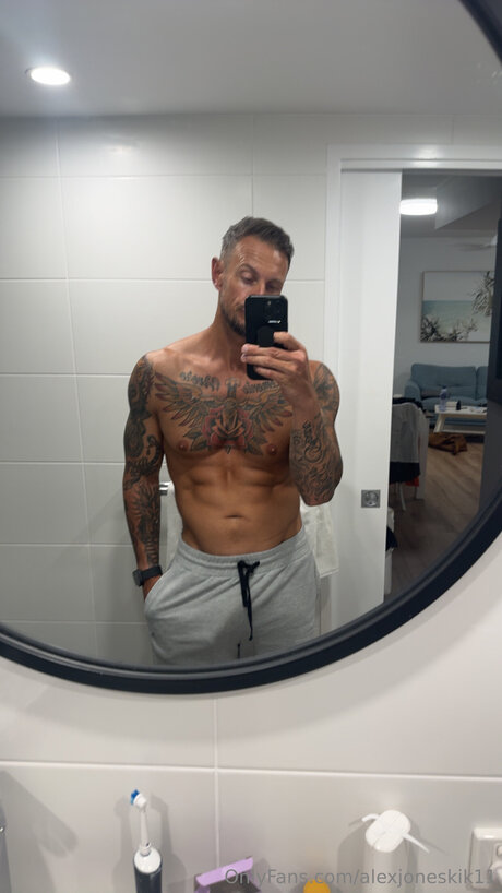 Alexjoneskik11 nude model pics