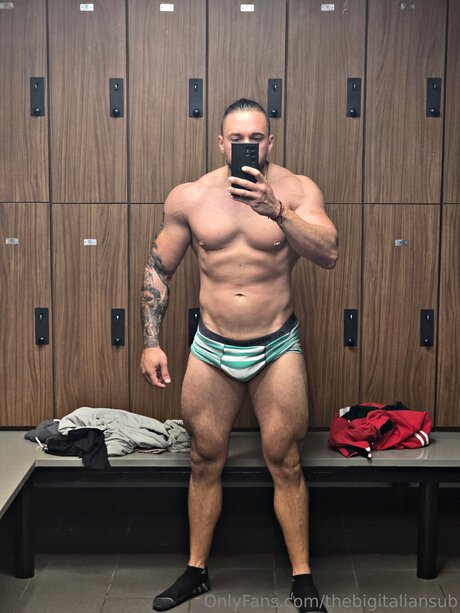 Thebigitaliansub model erotic gallery