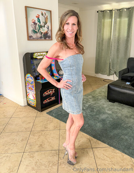 Shaundam model exclusive picture