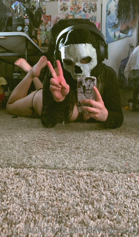 twoghouls sexy pornstar img