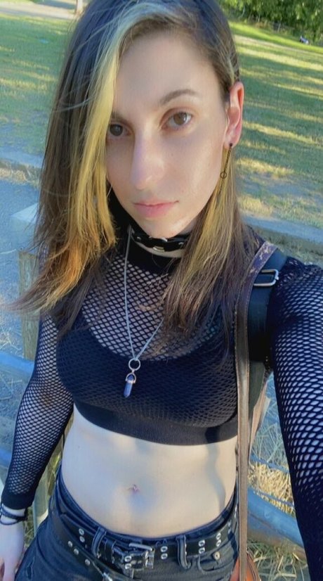 Devi Dionne naked star images