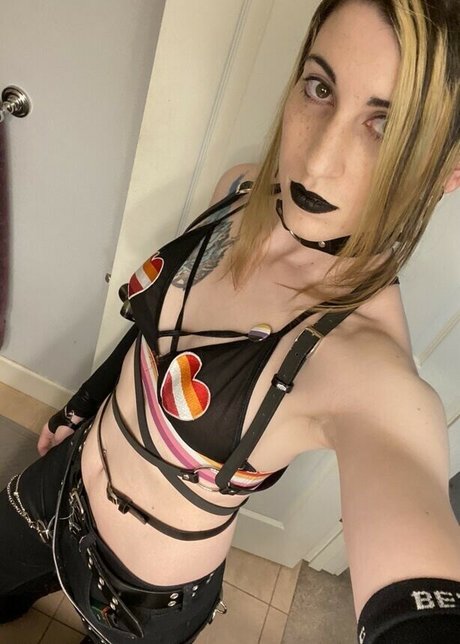 Devi Dionne hot model picture