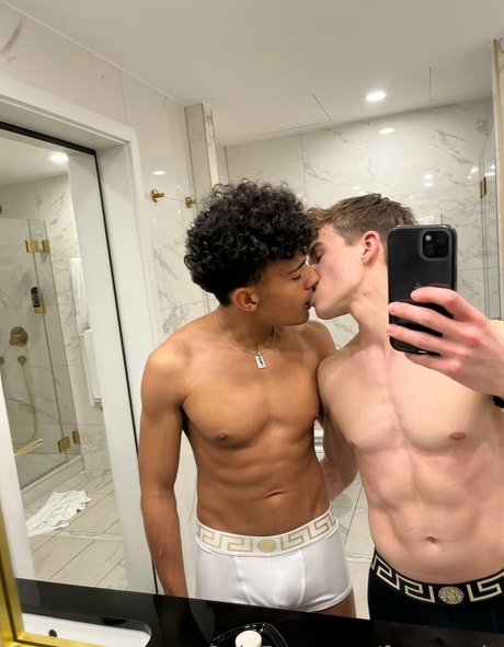 frostyonly naked star pic