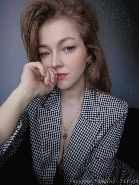 U411741544 pretty actress picture