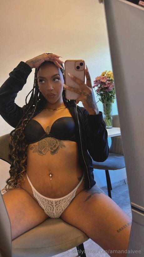 Amandalvee model nude pic