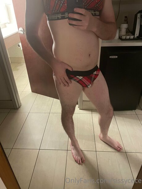 Sissycece naked model pic