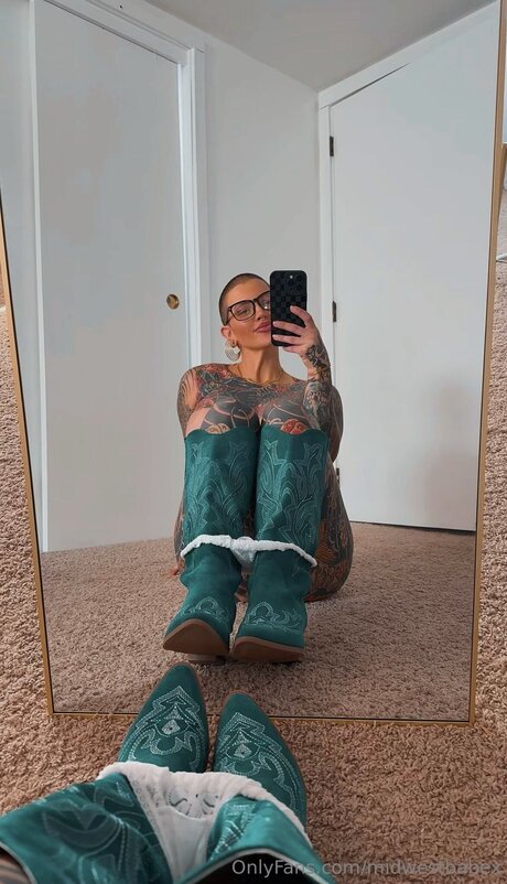 Midwestbabex star naked pic