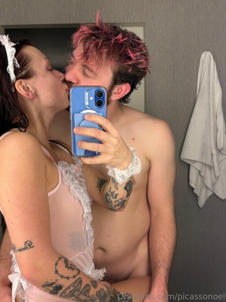 Picassonoel model naked pictures