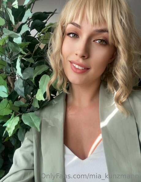 Mia Kunzmann erotic star pictures