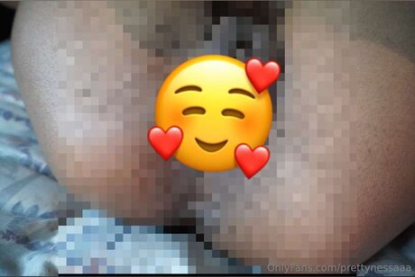 Prettynessaaa naked pornstar image