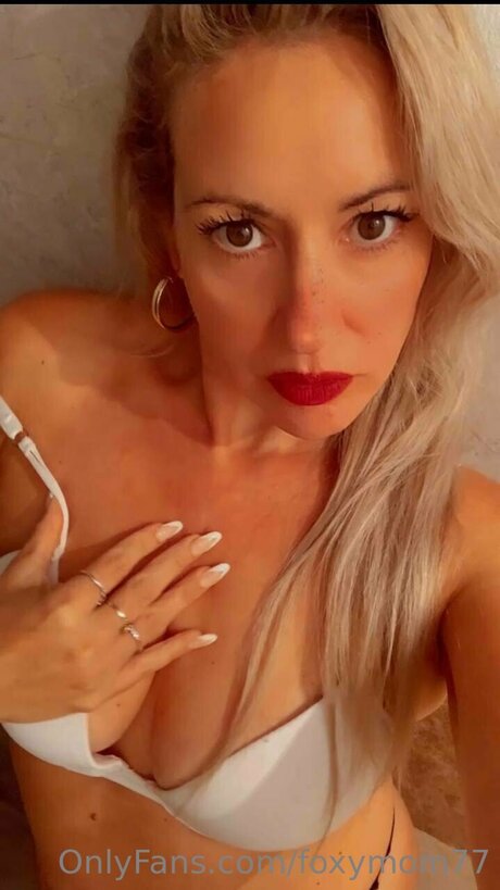 Foxymom77 xxx actress photo