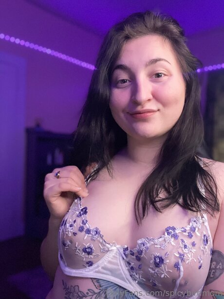 Spicybirdmom nudes model img