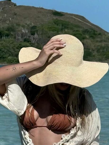 Emadoll nude star image