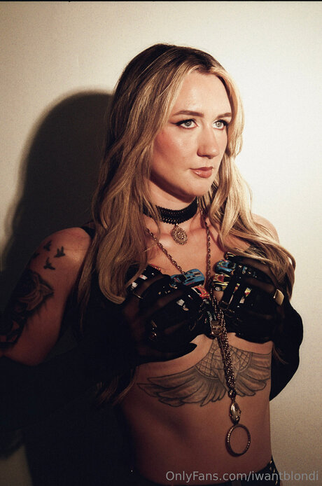 Iwantblondi top pornstar images