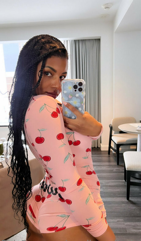 carolinneoliveirafree nudes actress photo