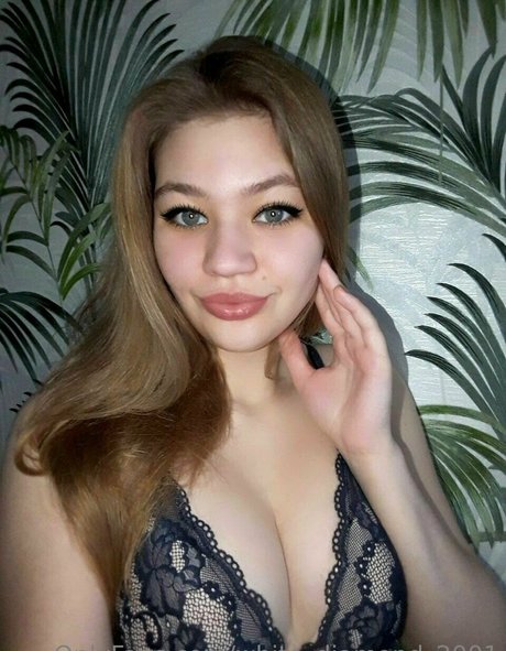 white diamond 2001 hot actress image