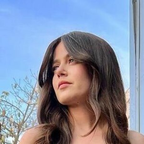 Molly Gordon pretty model pic